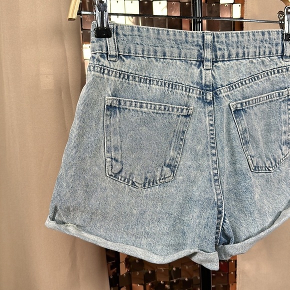 Refuge Light Blue Wash Denim 90s Style Denim Jean Shorts w Rolled Hem Size 00 - Picture 8 of 9